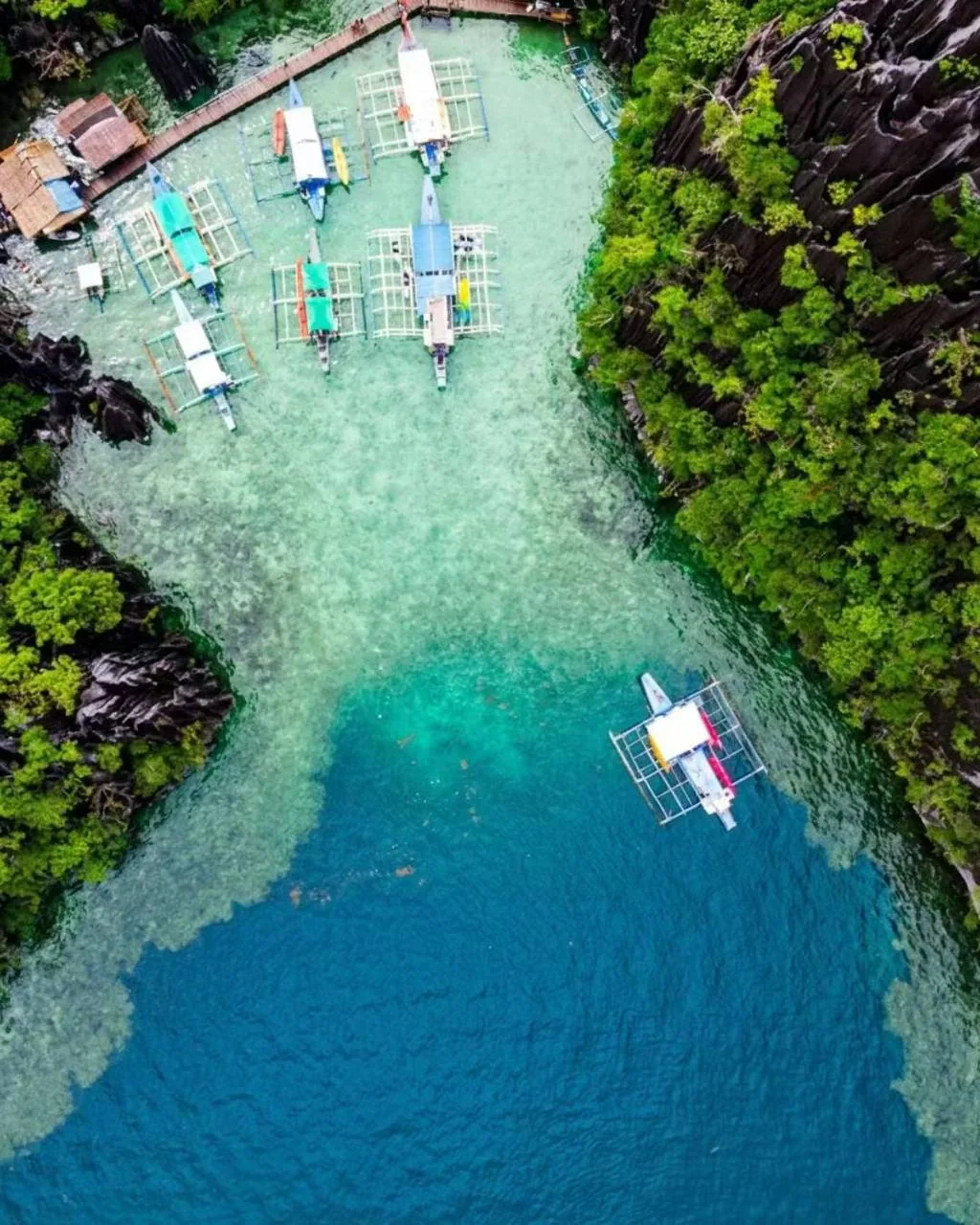 Cliffside view over the ocean in Palawan
