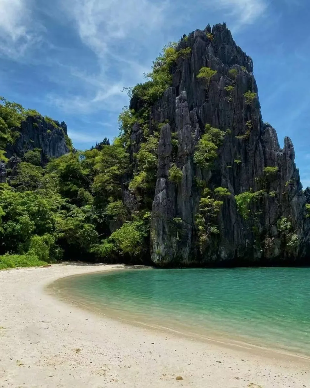 Turquoise sea and white sand on a Palawan beach